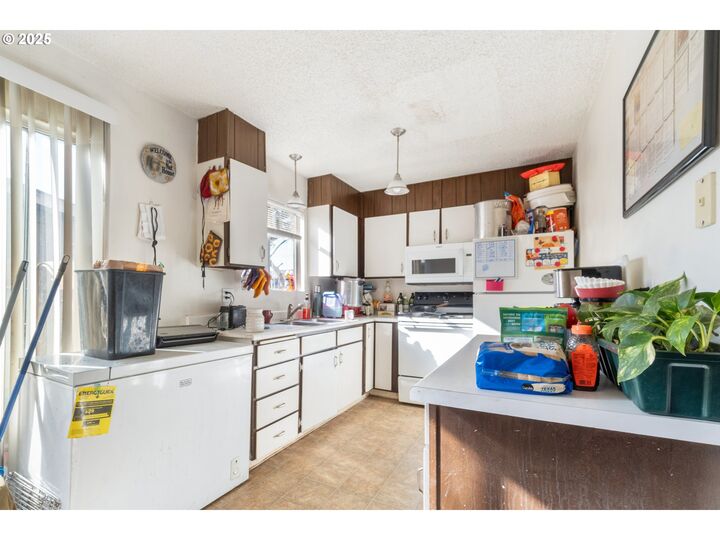 Property Photo: 1662 McPherson St OR 97459
