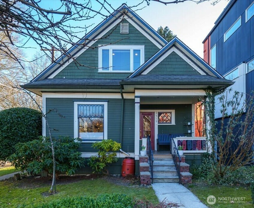 Property Photo:  2519 E Yesler Way  WA 98122 