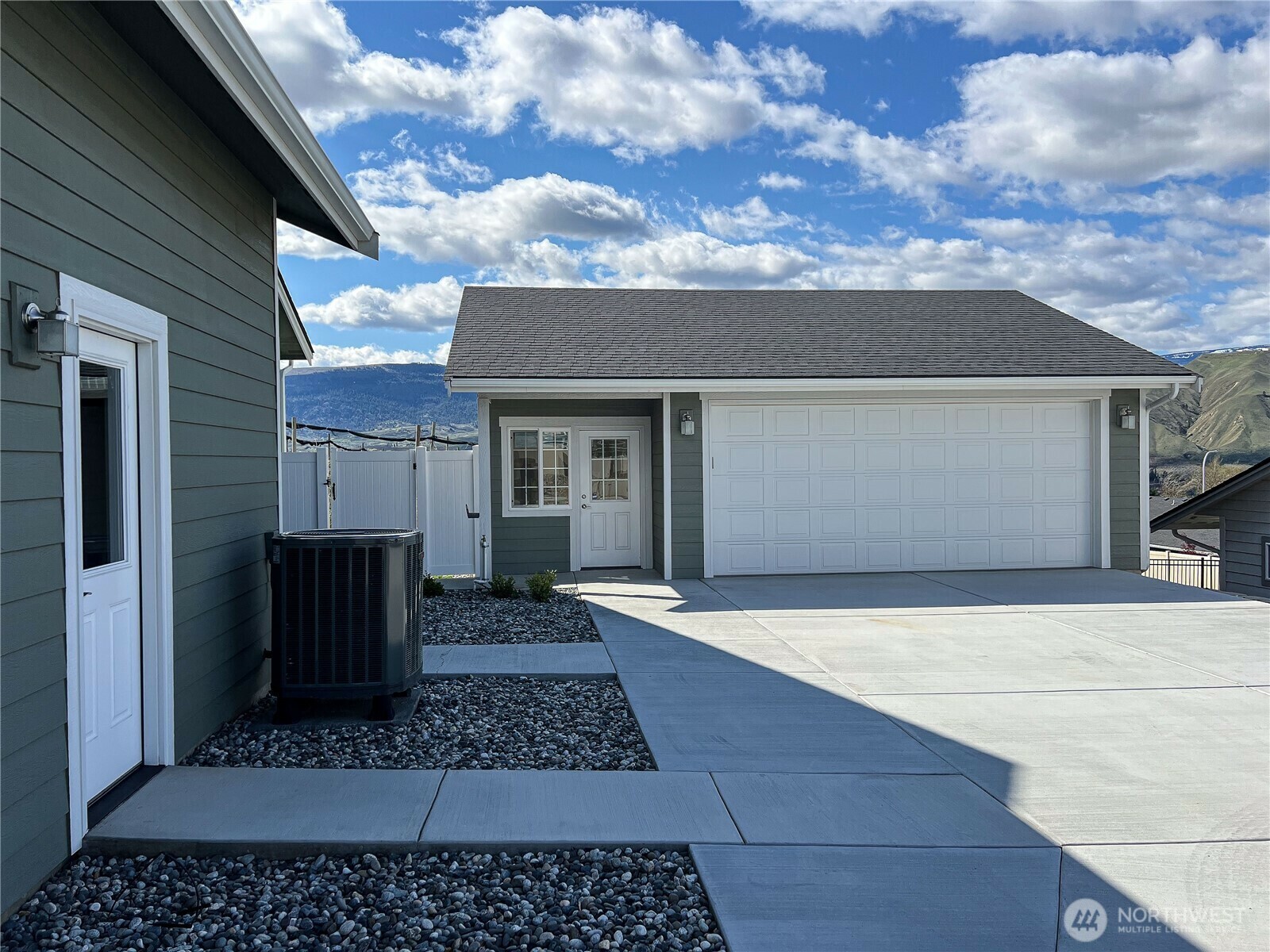 Property Photo: 647 S Newton Avenue WA 98802