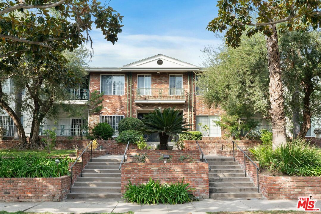Property Photo: 837 S Windsor Blvd CA 90005