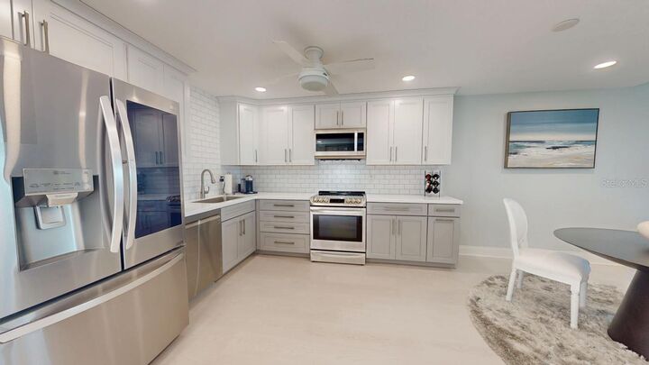 Property Photo:  7910 Sun Island Drive S 305  FL 33707 