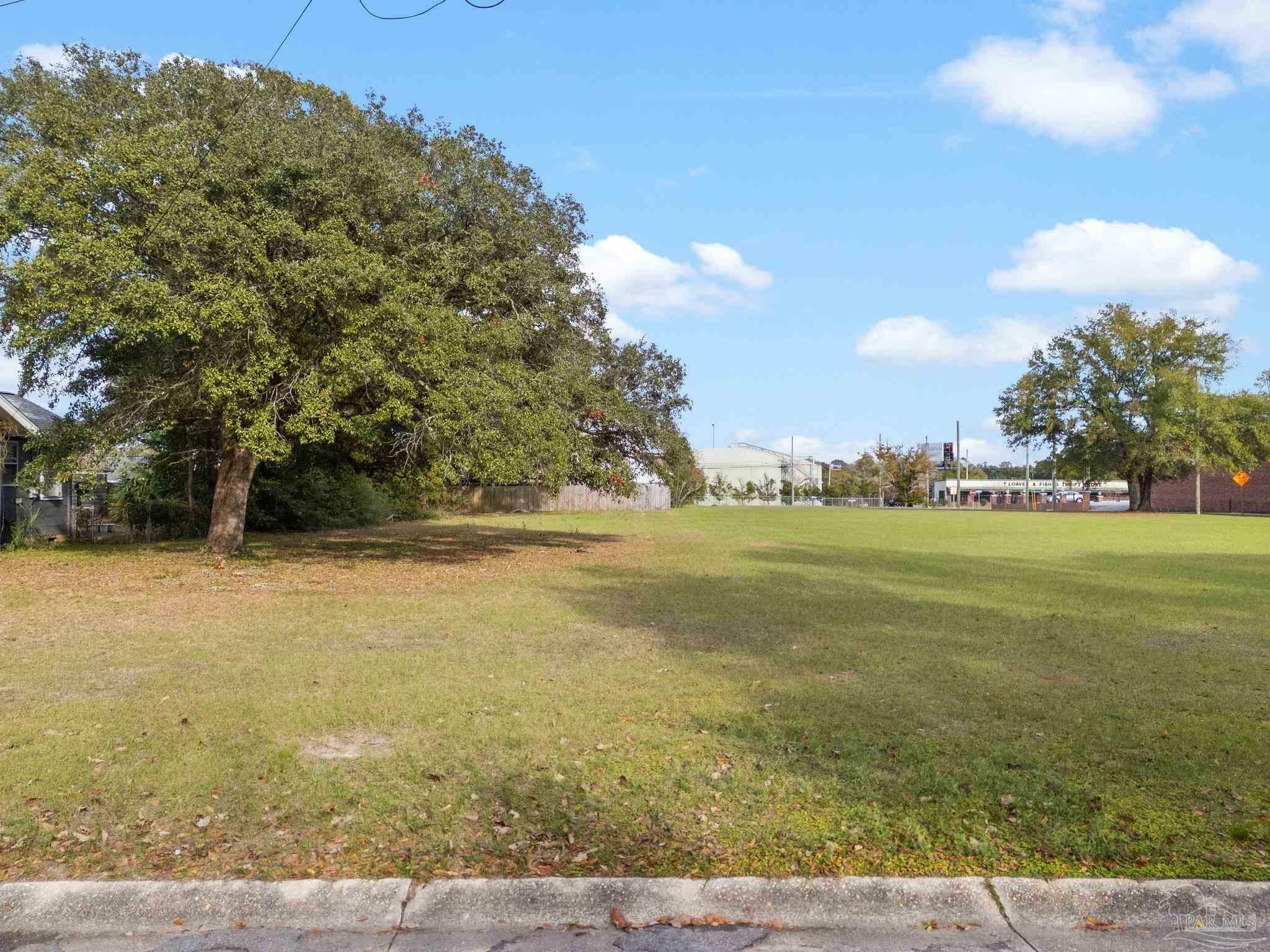 Property Photo:  1702 N Baylen St  FL 32501 