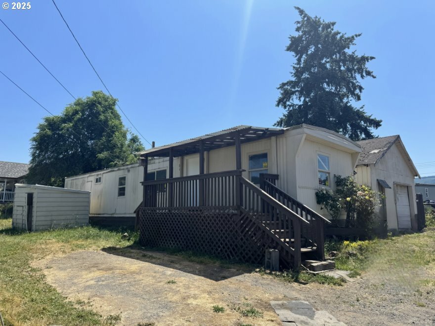 Property Photo: 84 W 2nd St OR 97452