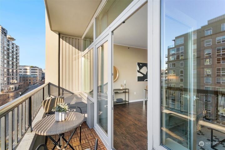 Property Photo:  2717  Western Avenue 7008  WA 98121 