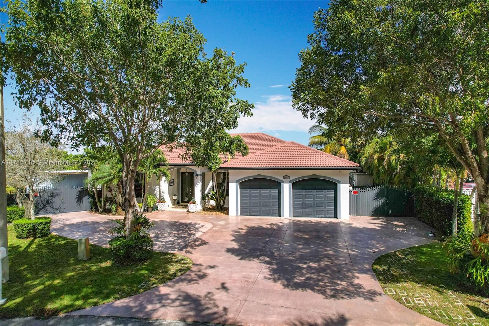 Property Photo:  19331 SW 133rd Ave  FL 33177 