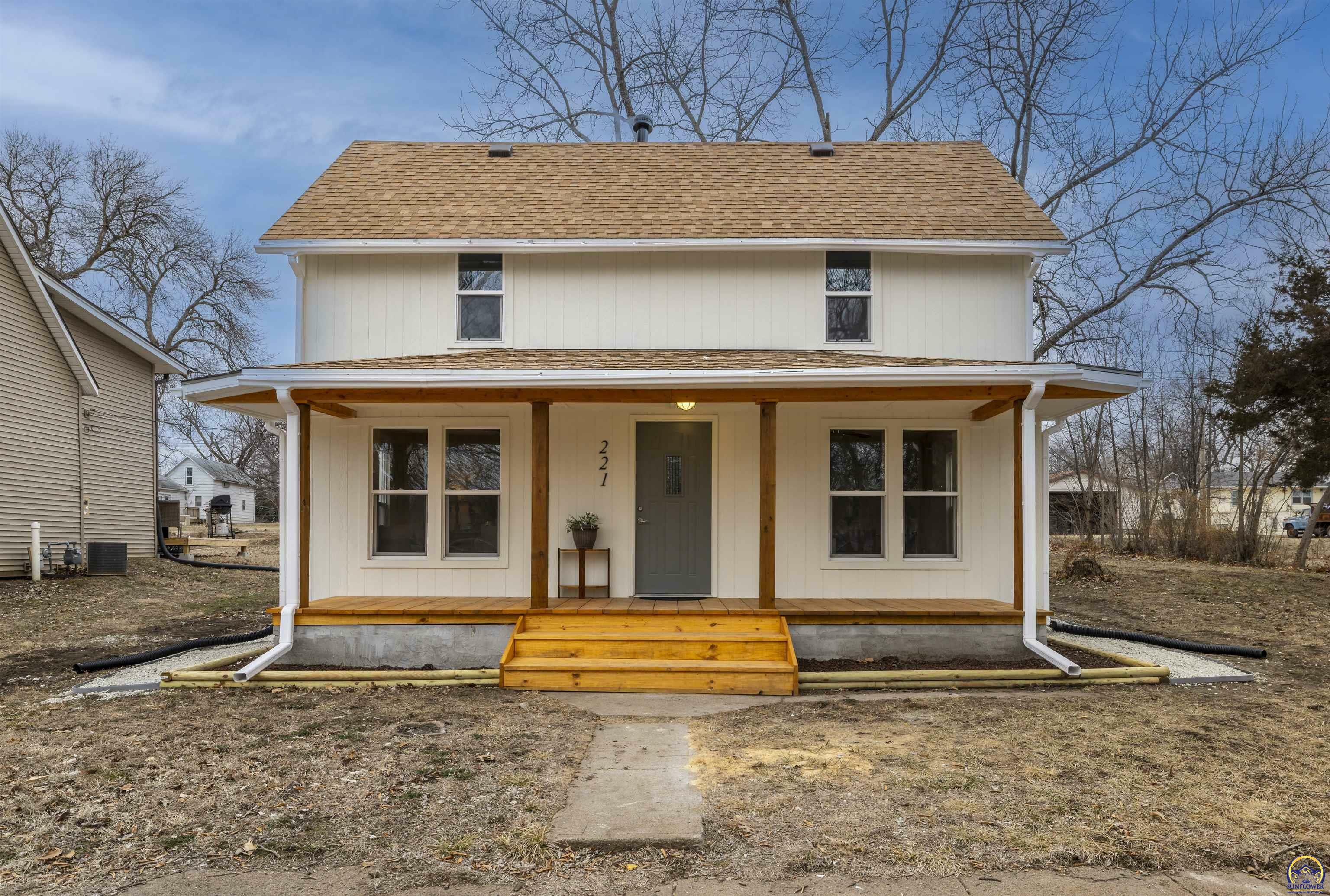 Property Photo:  221 Lincoln Ave  KS 66436 