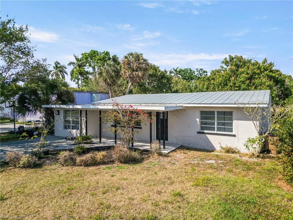 Property Photo:  4425 Seminole St  FL 33905 