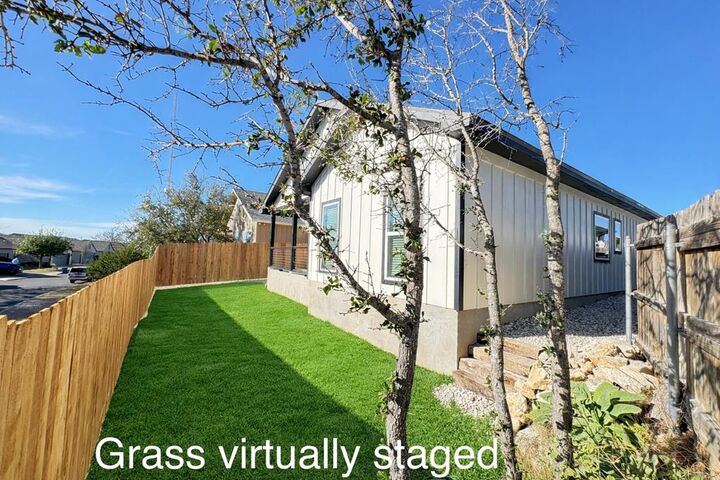 Property Photo:  1012 Creswell Ln  TX 78028 