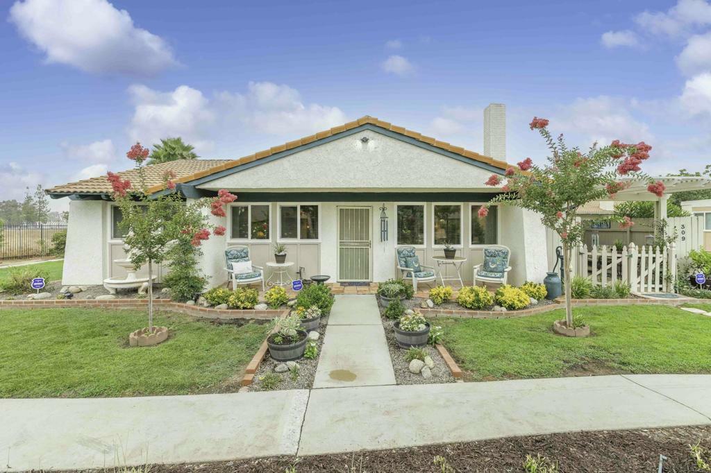 Property Photo: 309 King Court CA 92543