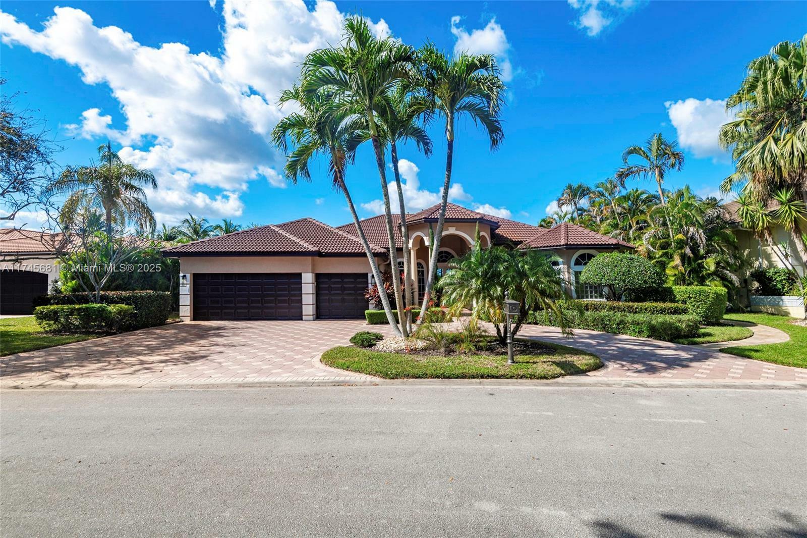 Property Photo:  560 W Enclave Cir W  FL 33027 