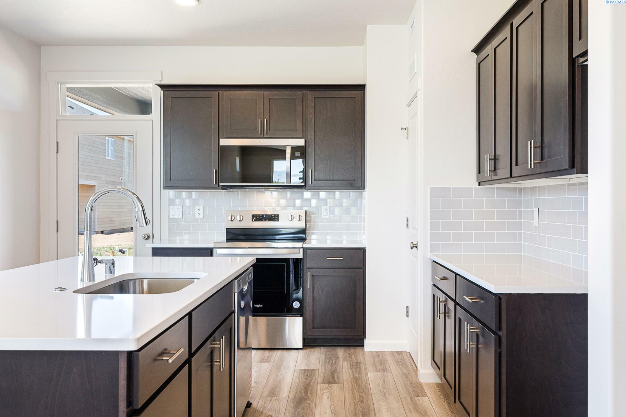 Property Photo: 305 Amberly Ave WA 98930