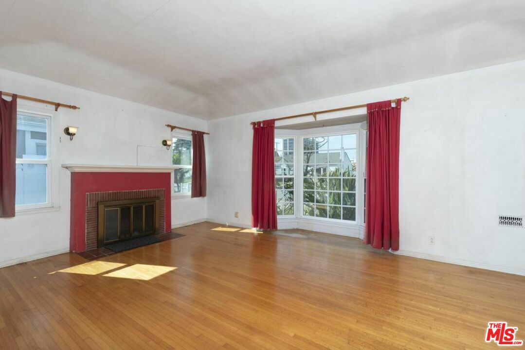 Property Photo:  8460   Truxton Ave  CA 90045 