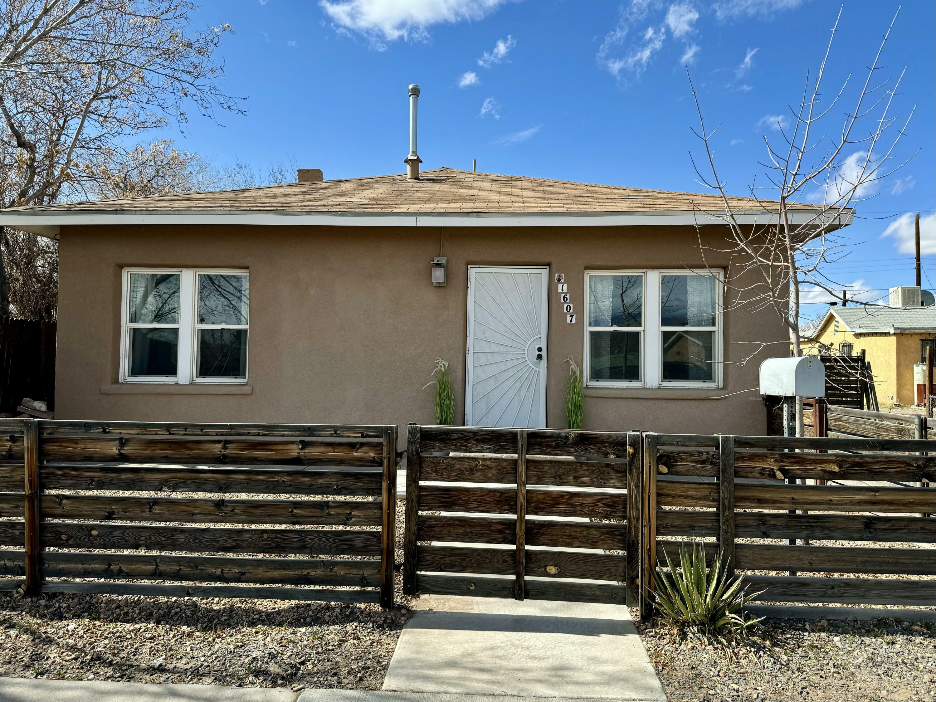 1607 Los Tomases Drive NW  Albuquerque NM 87102 photo