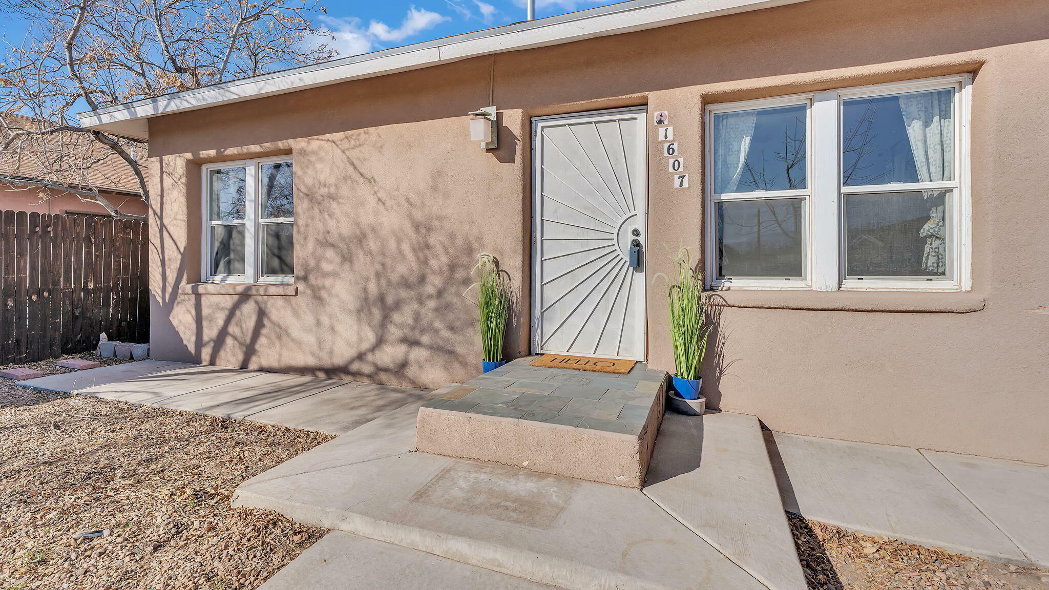 1607 Los Tomases Drive NW  Albuquerque NM 87102 photo