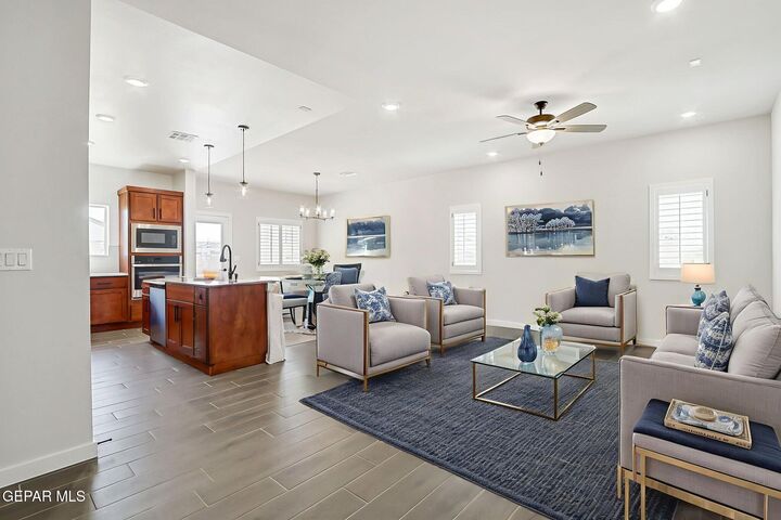 Property Photo: 924 Nayland Place TX 79928