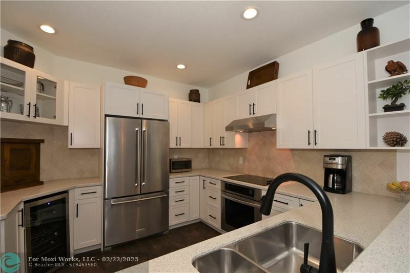 Property Photo:  706 NE 2nd St 7  FL 33301 