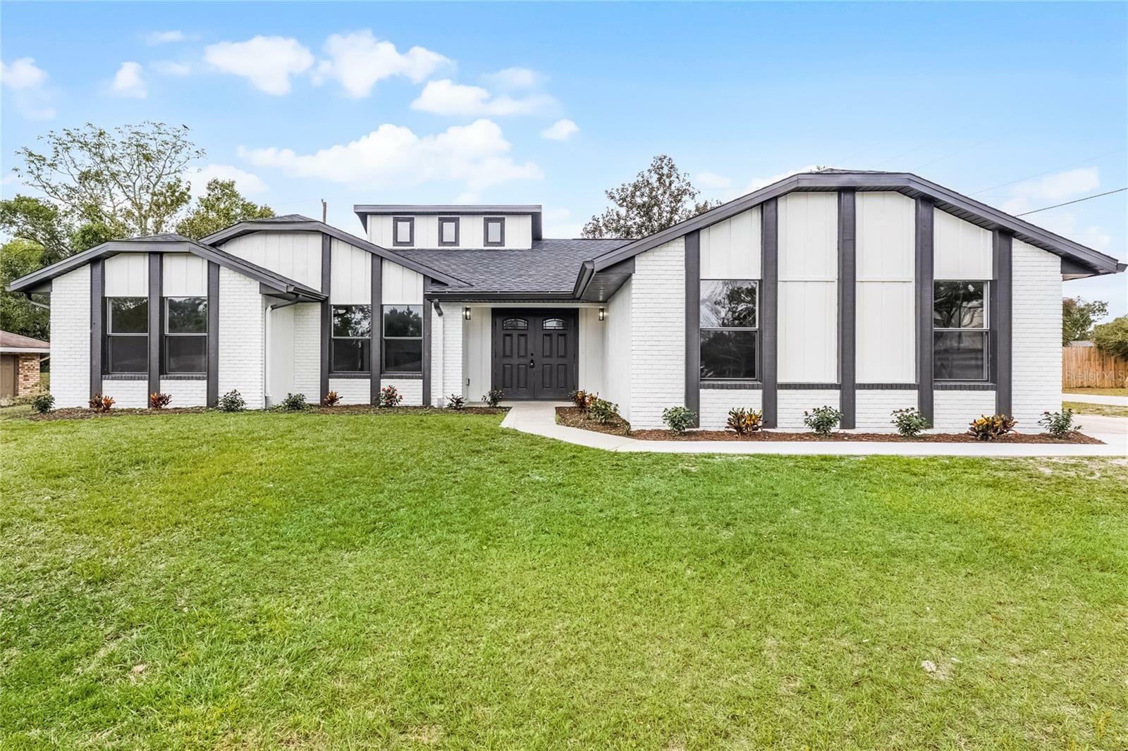 Property Photo: 2121 Arrowhead Avenue FL 32725