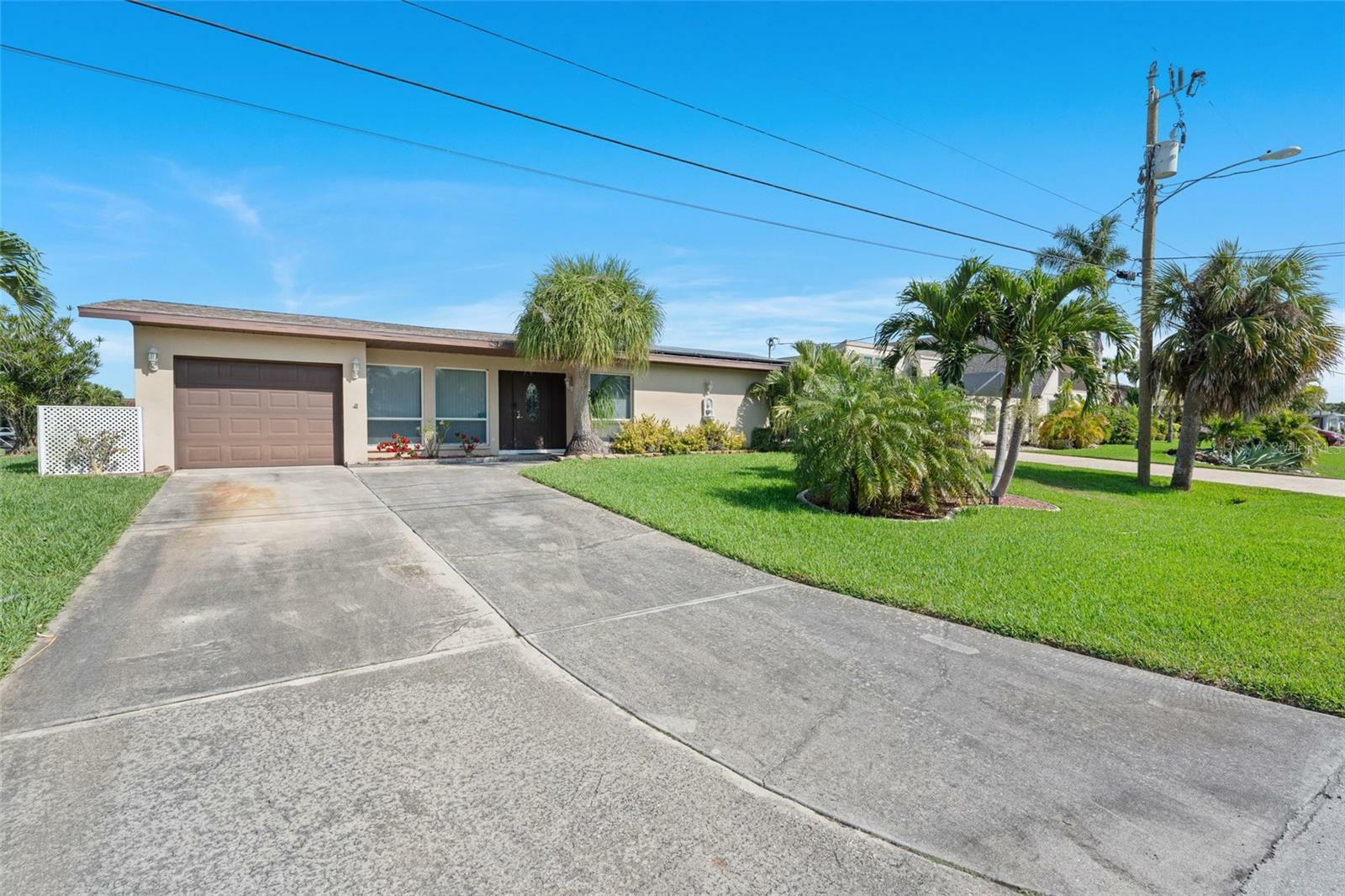 Property Photo:  1425 SE 29th Terrace  FL 33904 