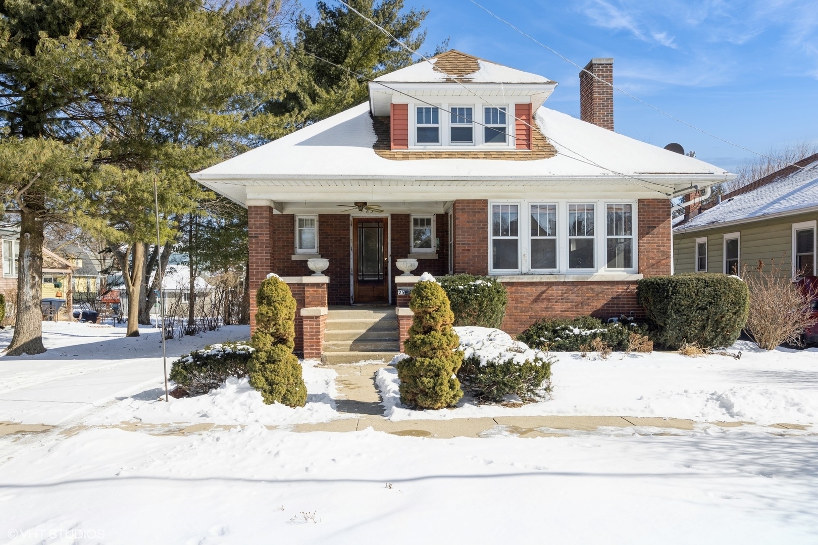 Property Photo: 25 N Worth Avenue IL 60123