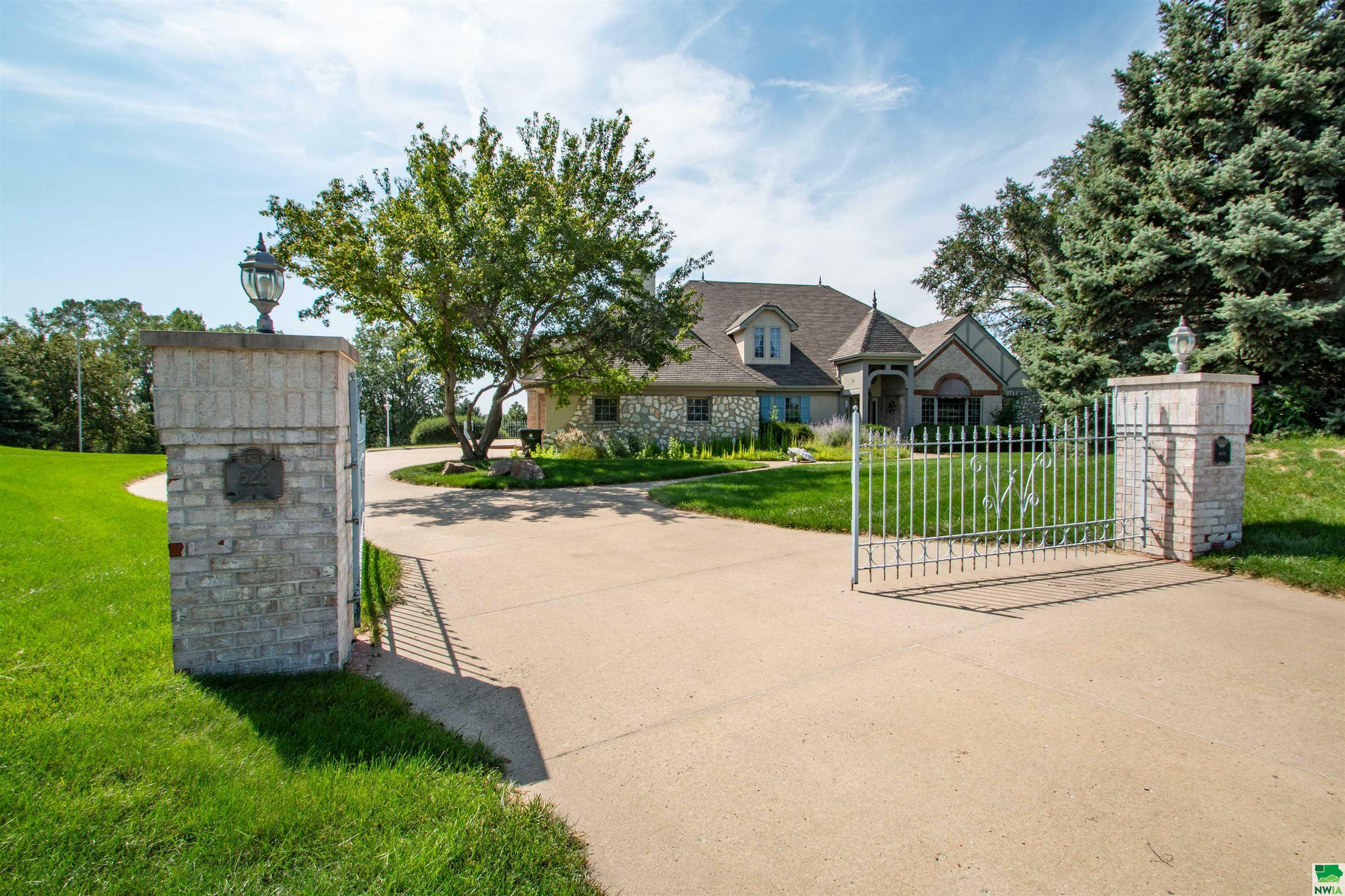 Property Photo:  528 Pelletier Drive  IA 51104 