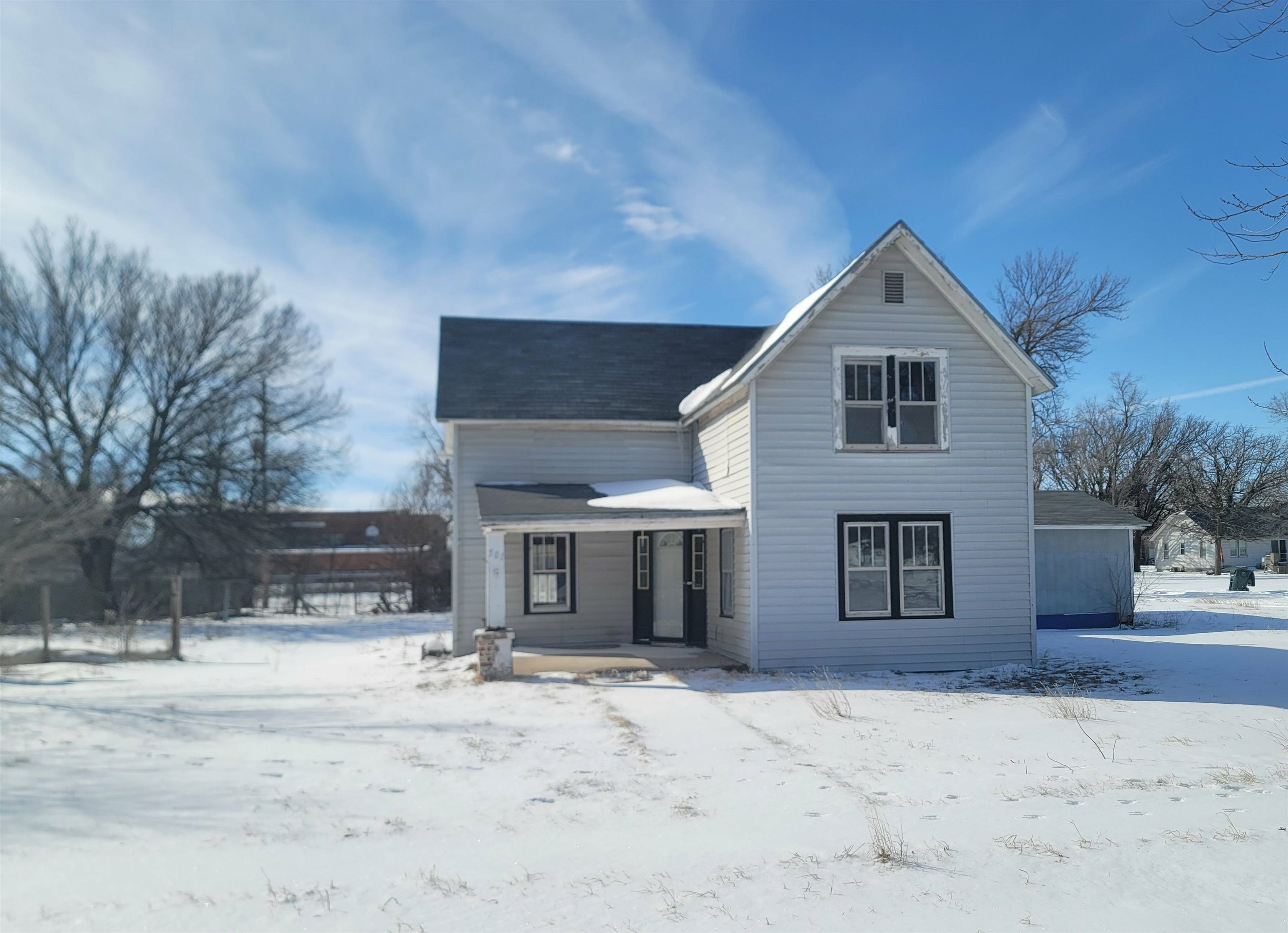 Property Photo:  501 8th St  KS 67444 