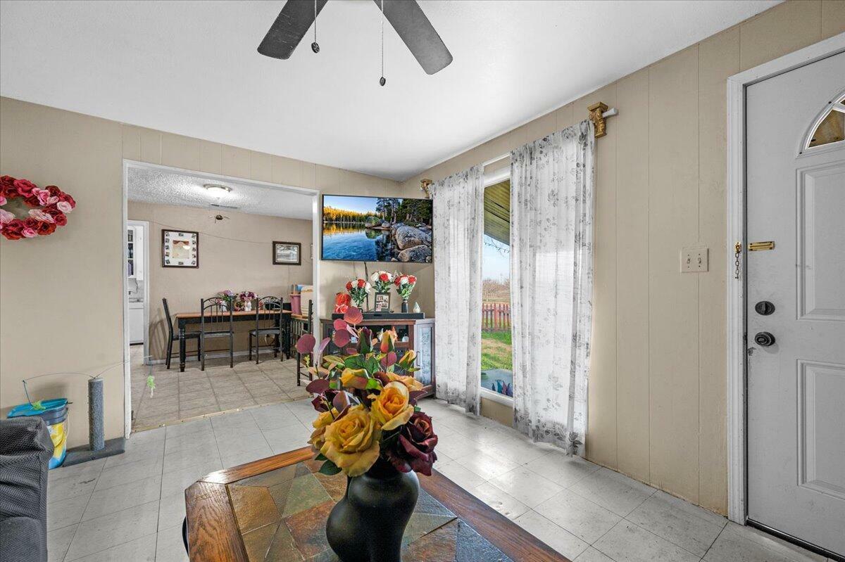 Property Photo:  2886 Waukena Avenue  CA 93274 