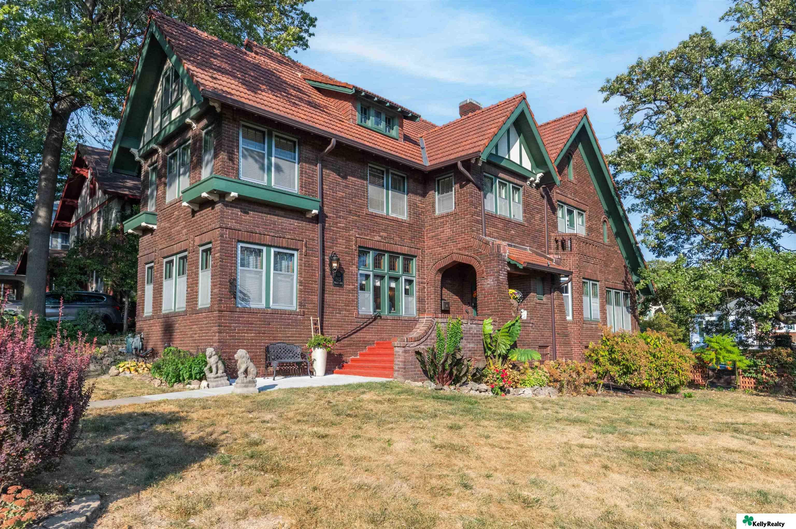 Property Photo: 903 Mercer Boulevard NE 68131