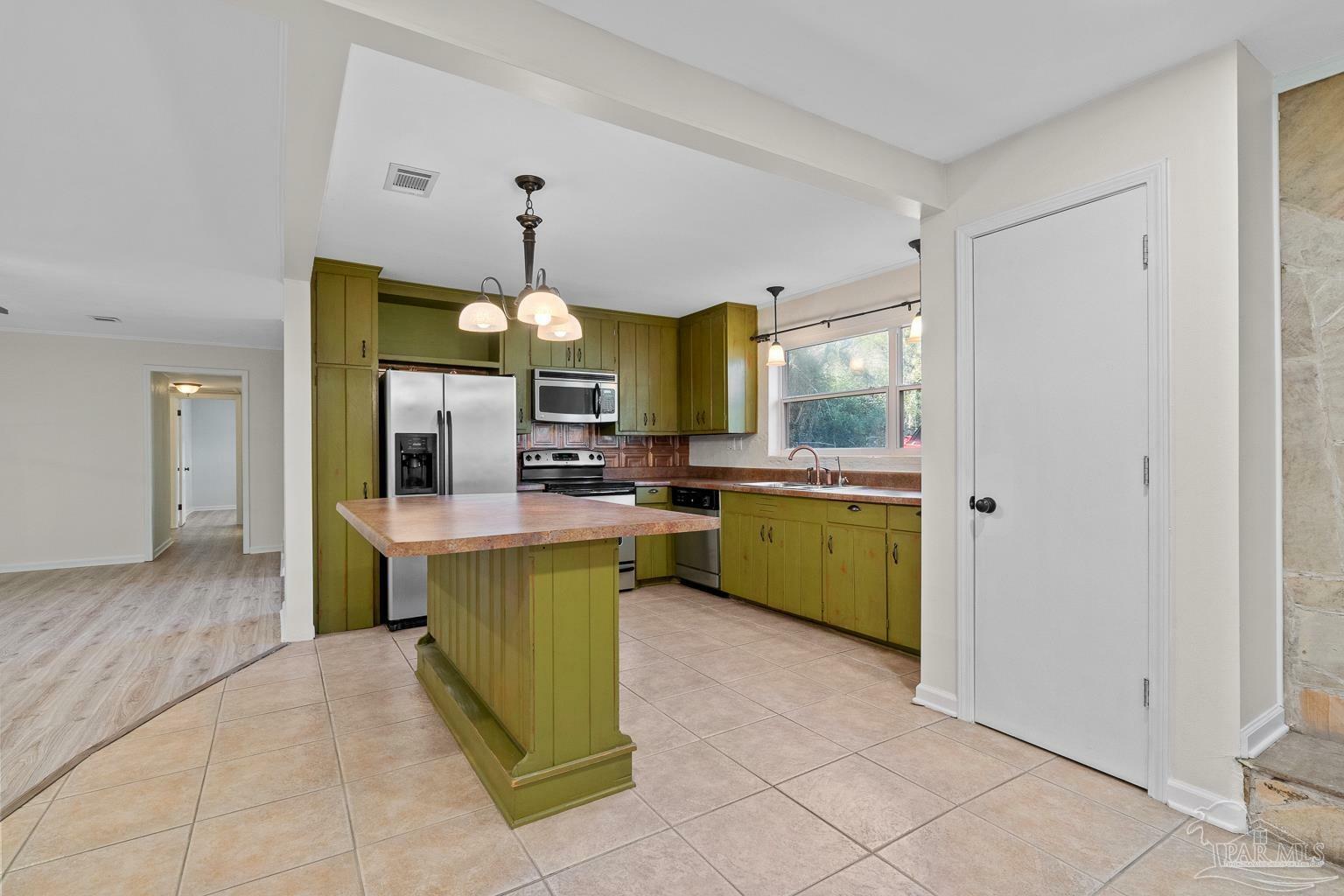 Property Photo: 6617 Ravine St FL 32570