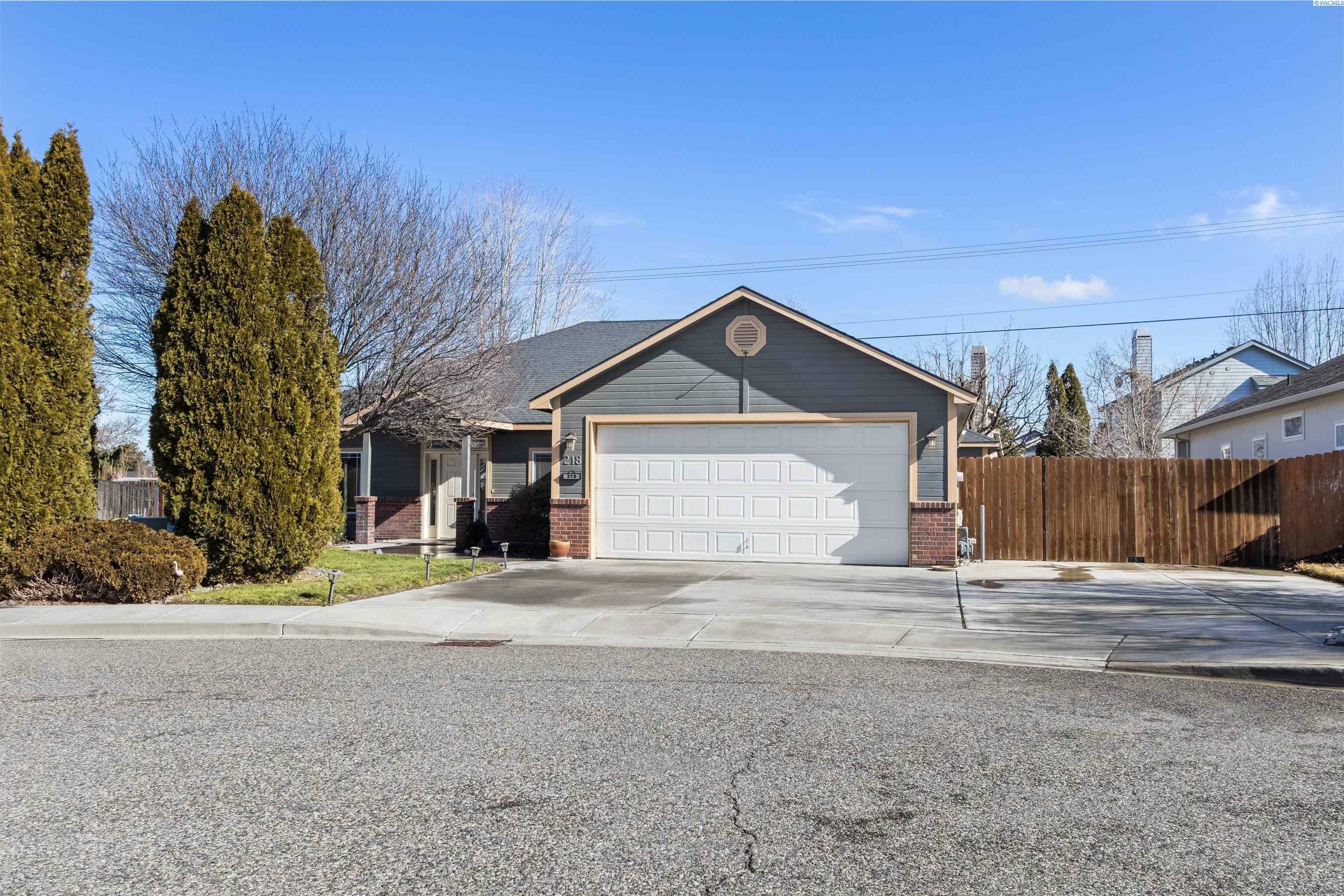 Property Photo: 218 N Idaho St WA 99336