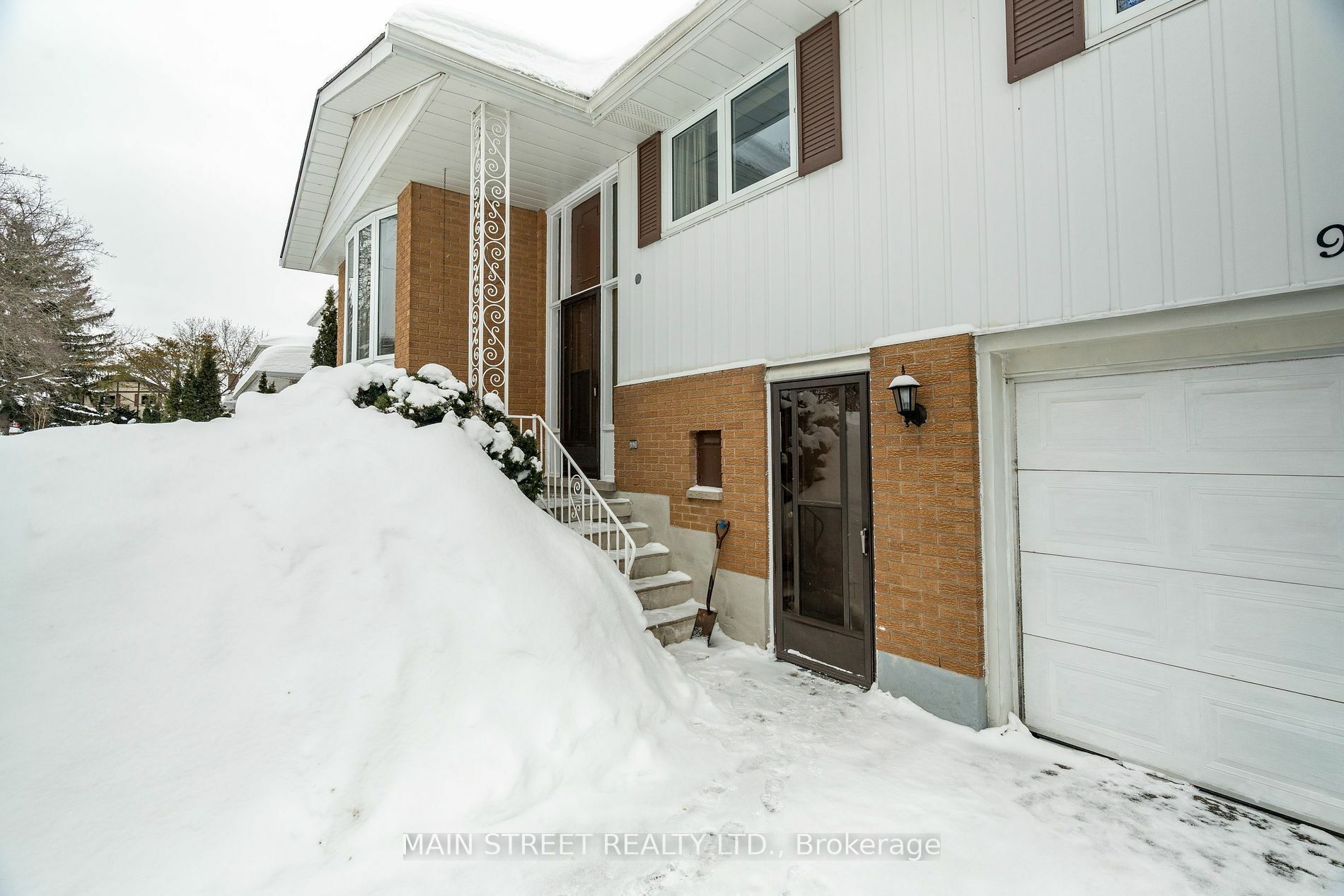 Property Photo:  92 Queenston Cres  ON N2B 2V5 