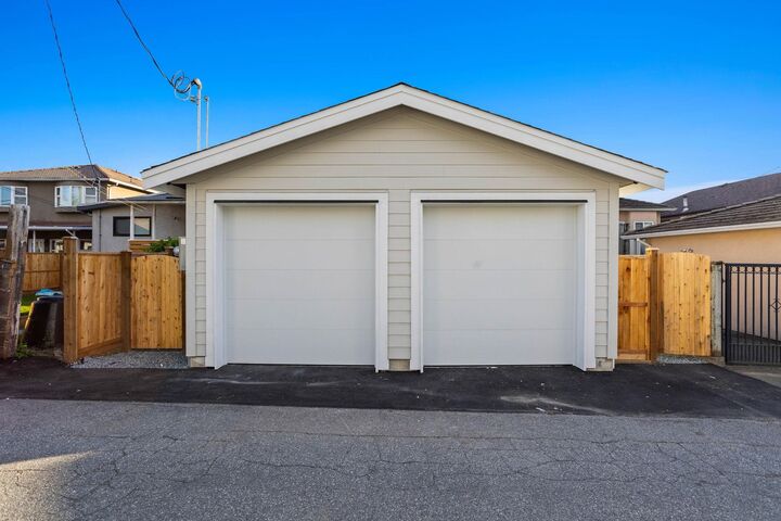Property Photo: 65 E 58th Avenue 2 BC V5X 1V7