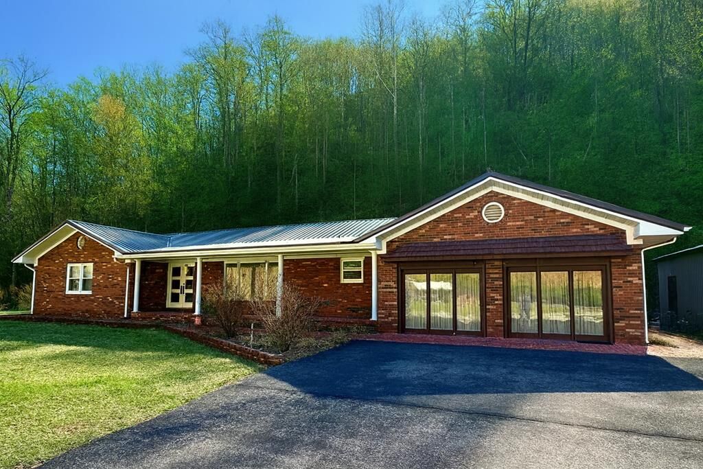 Property Photo: 4205 Feds Creek Road KY 41566