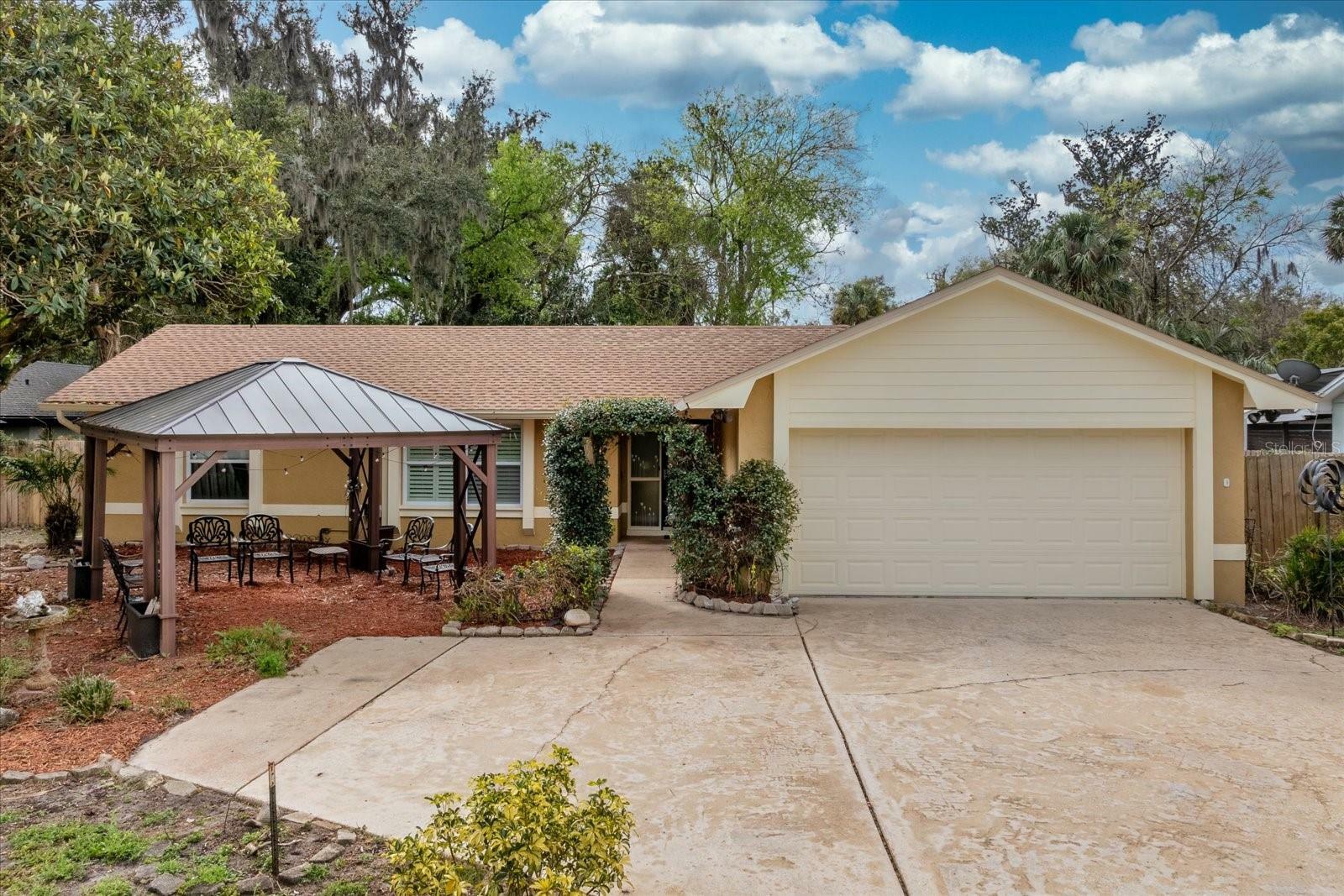 Property Photo: 22 Sweetwater Creek Circle FL 32765