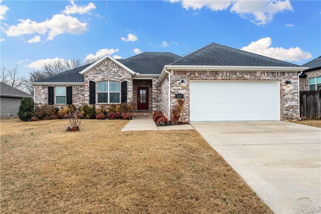 Property Photo:  1223 N Pershing Street  AR 72704 