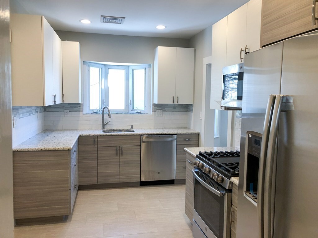 Property Photo:  163 Tremont St 2  MA 02458 