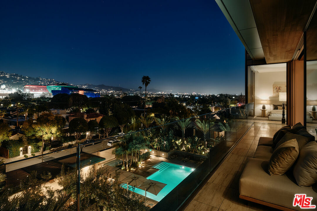 Property Photo: 8899 Beverly CA 90048