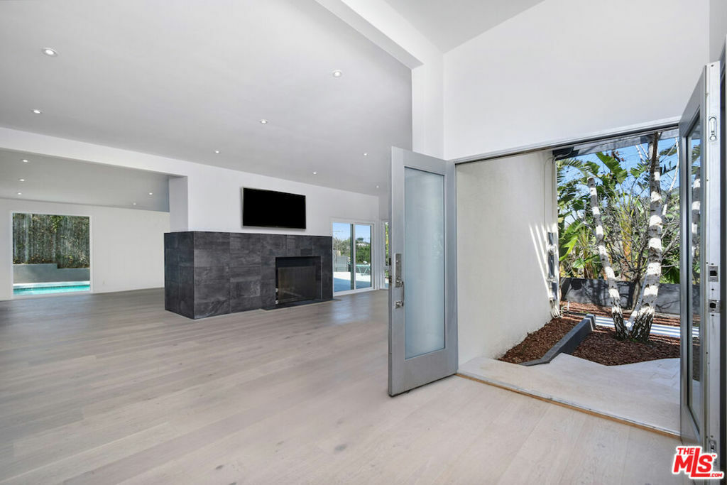 Property Photo: 14892 Jadestone Drive CA 91403