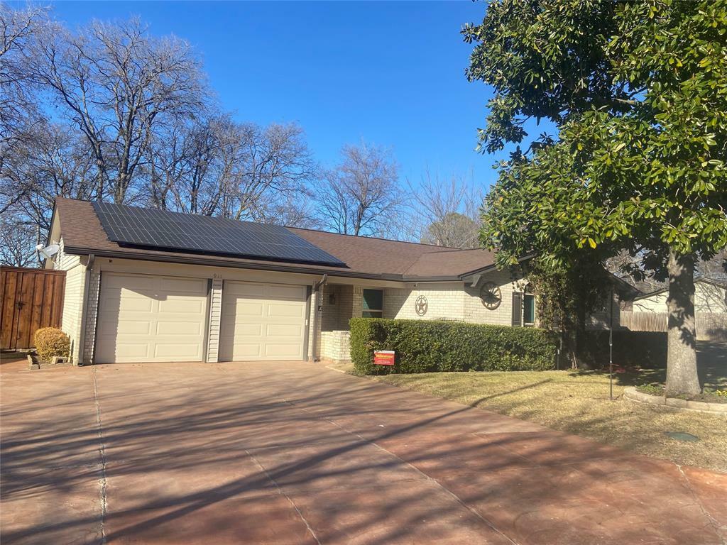 Property Photo: 911 Moorhead Court TX 76014