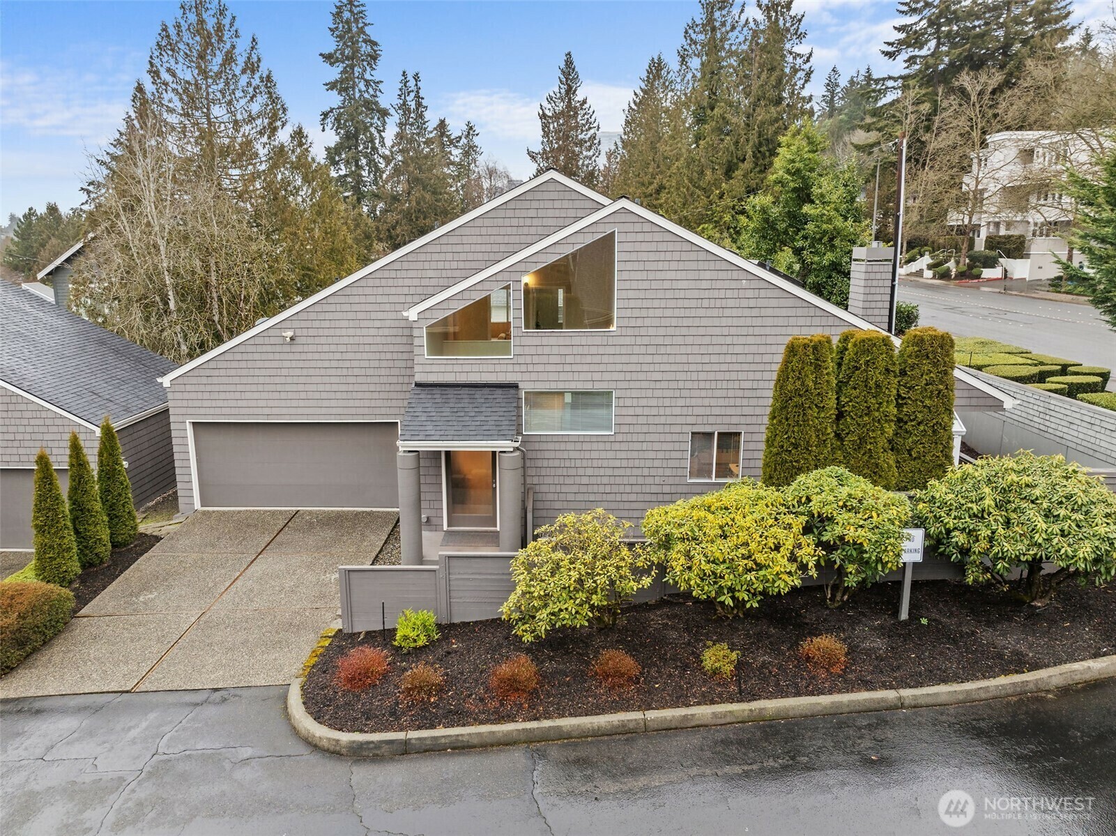 Property Photo:  611  Bellevue Way SE  WA 98004 