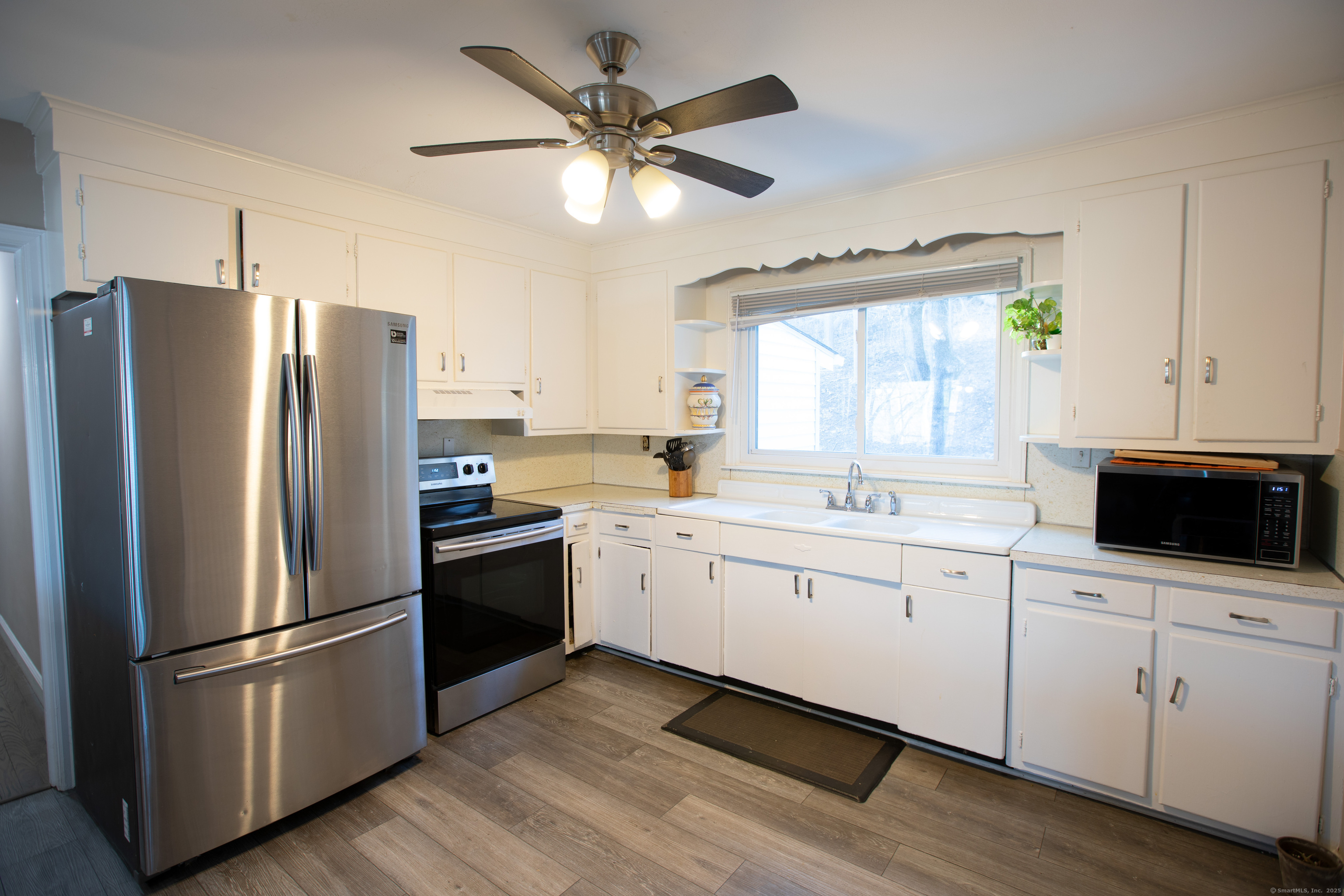 Property Photo: 950 North High Street CT 06512