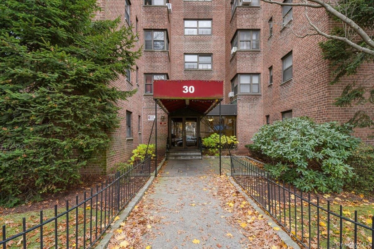Property Photo: 30 Fleetwood Avenue 4B NY 10552