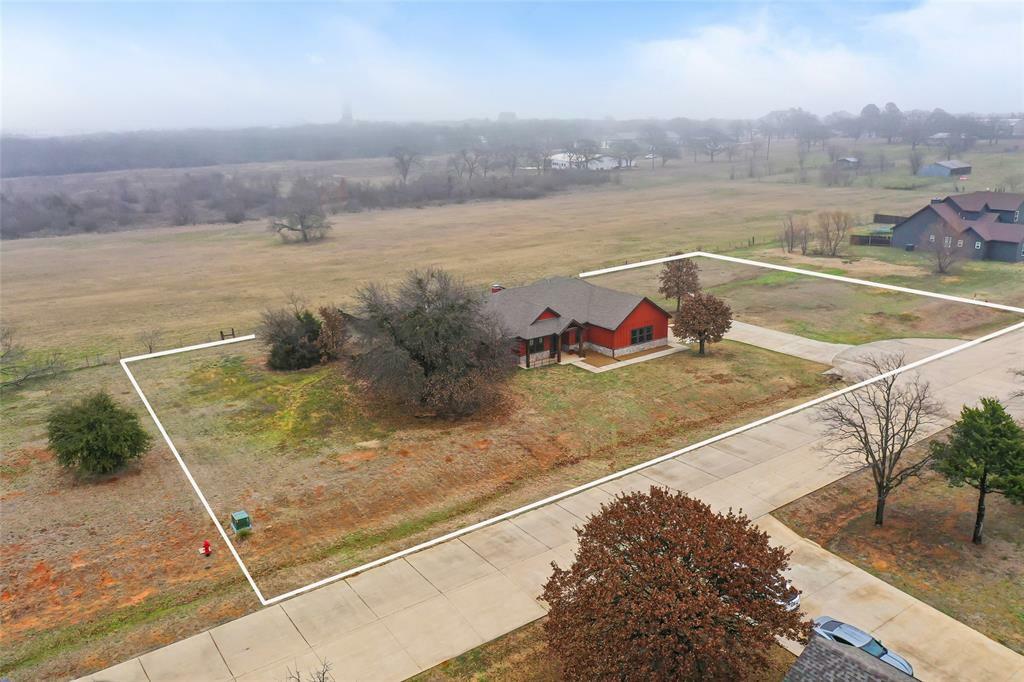 Property Photo: 131 Scarlet Oaks Drive TX 76058