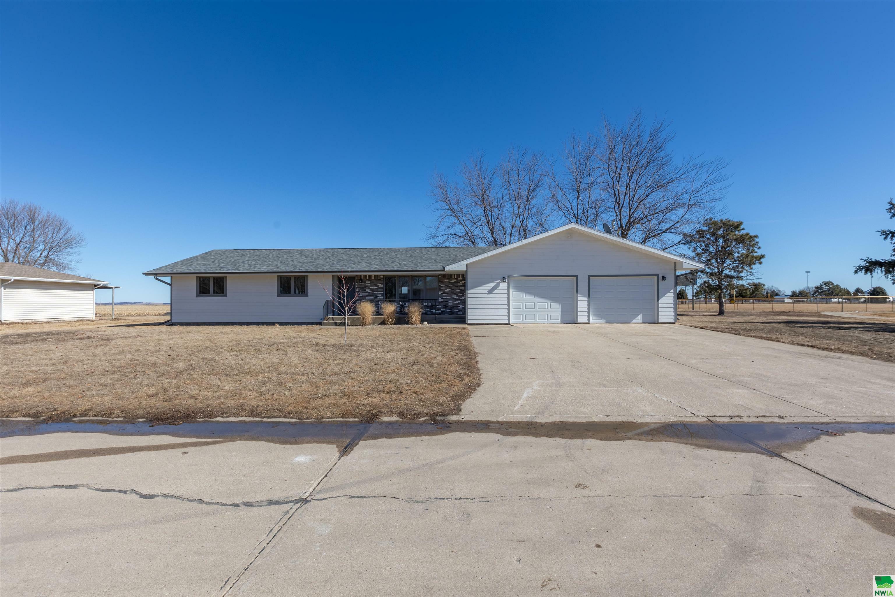 Property Photo:  308 Eastview Drive  IA 51055 