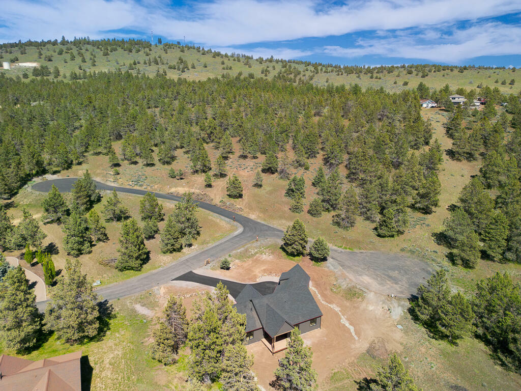Property Photo: 1168 Paper Birch Way OR 97601