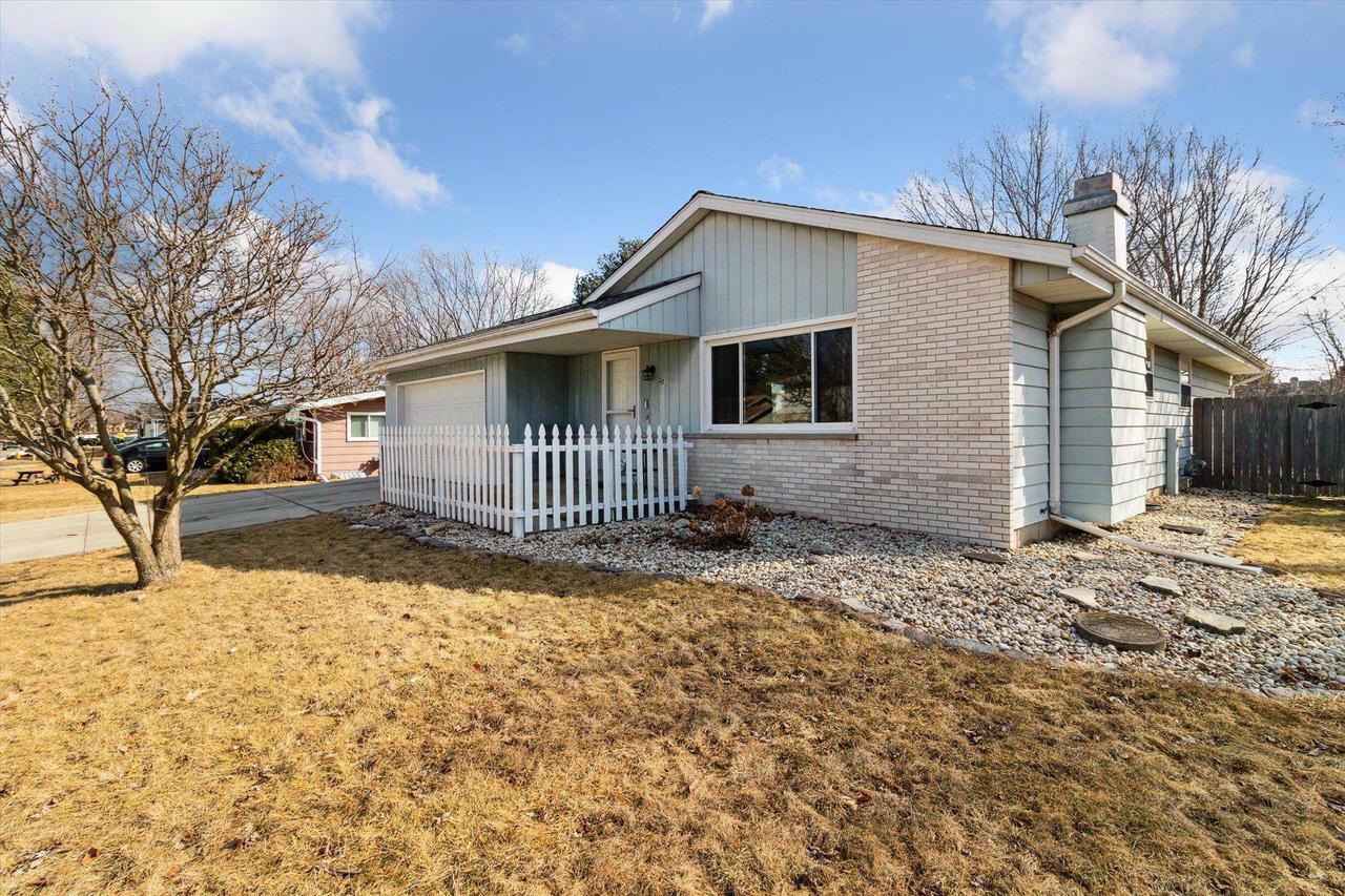 Property Photo:  27 East Ash Lane  WI 53563 