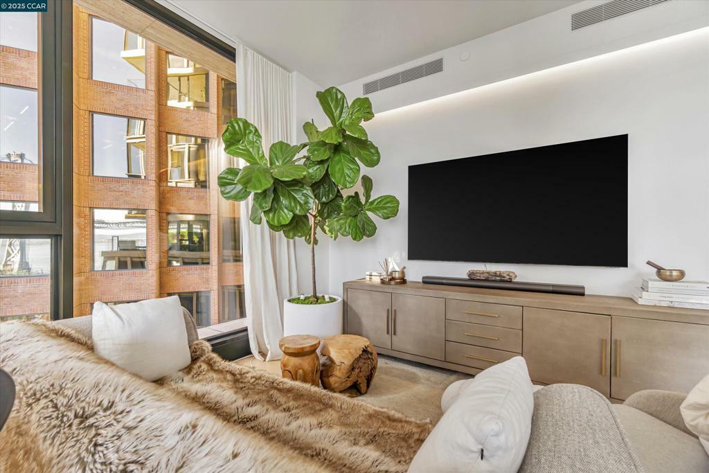 Property Photo:  1 Steuart Ln 1103  CA 94105 