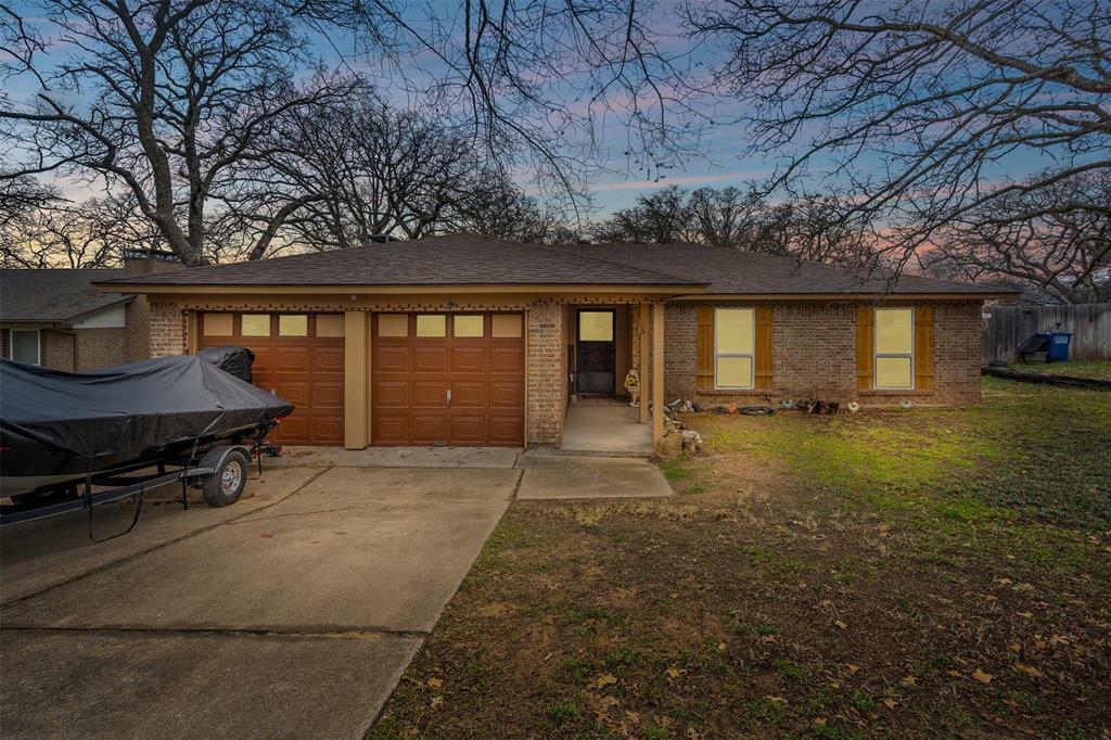Property Photo: 724 Timberoaks Drive TX 76020