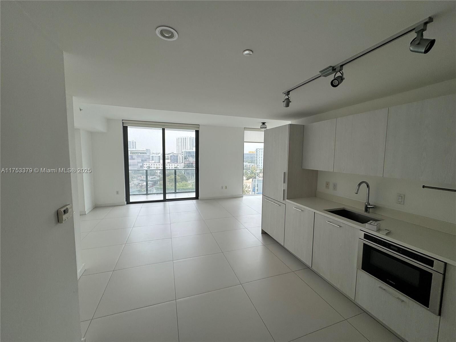 Property Photo:  501 NE 31st St 809  FL 33137 