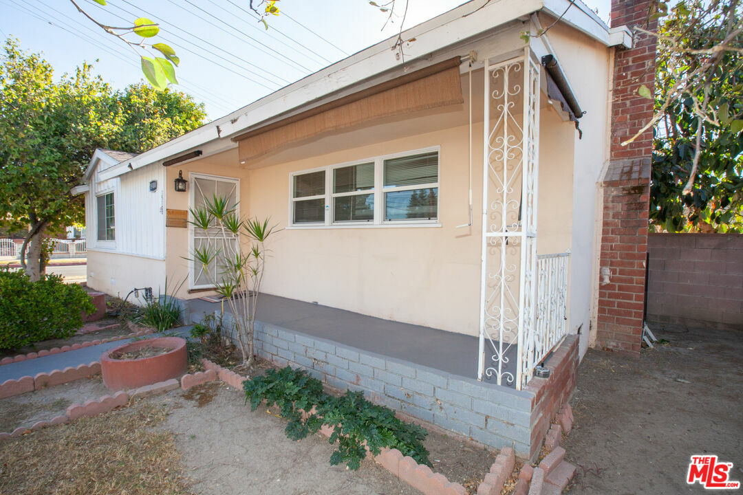 Property Photo:  19100   Hart St  CA 91335 