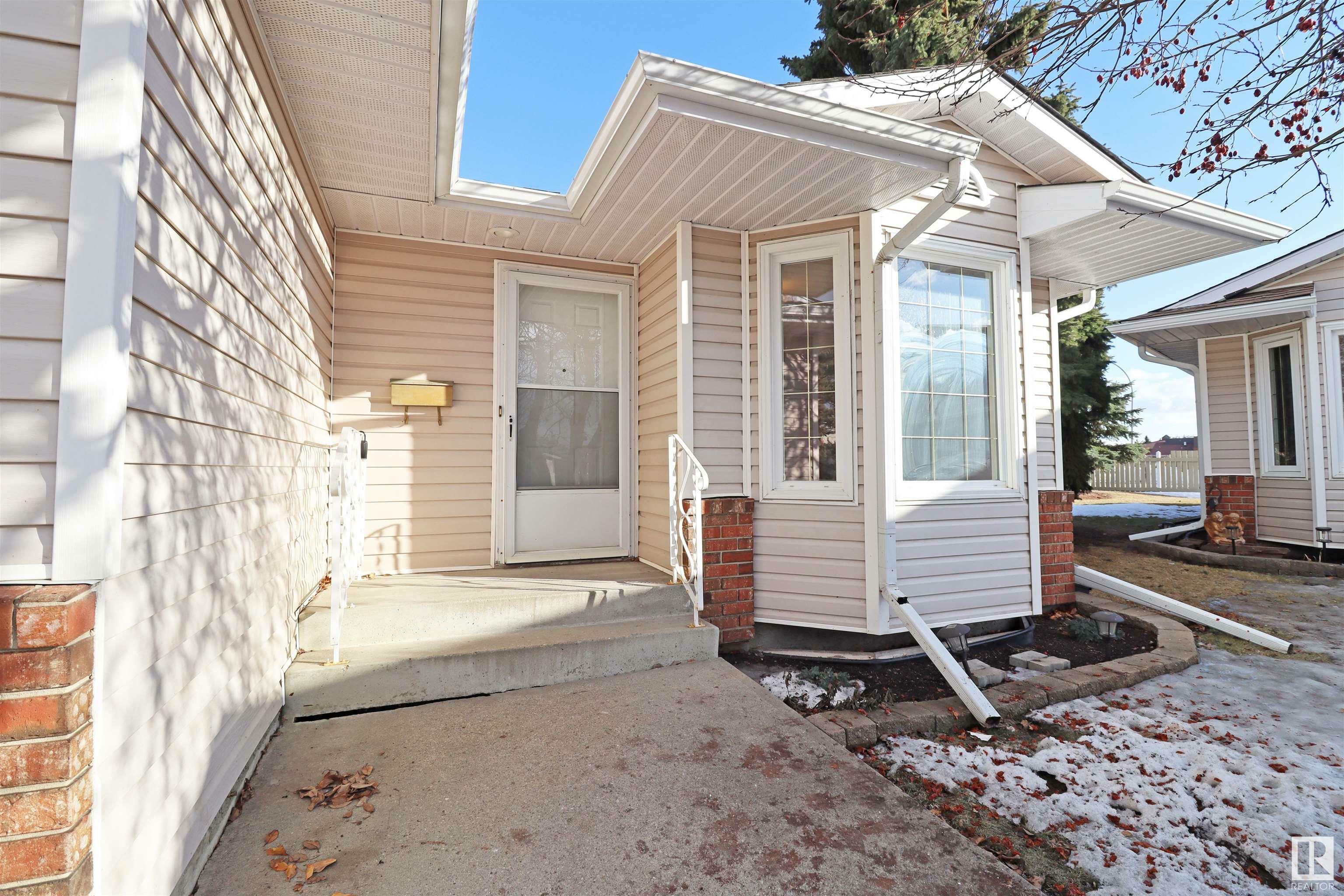 Property Photo:  4821 32 Avenue NW  AB T6L 4Y7 